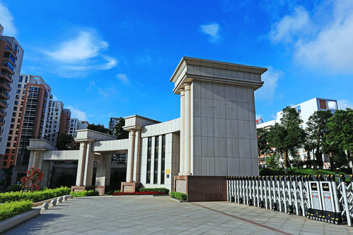 校园大门