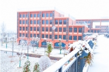 校园雪景